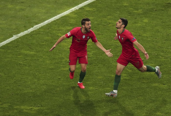 Silva y Guedes festejan gol ante Holanda