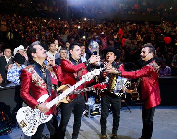 Los Tigres del Norte levantan el trofeo 