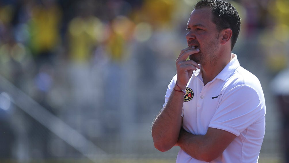 Santiago Baños durante un partido del América 