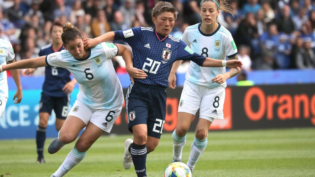 Jugadoras de Japón y Argentina en disputa por el balón 