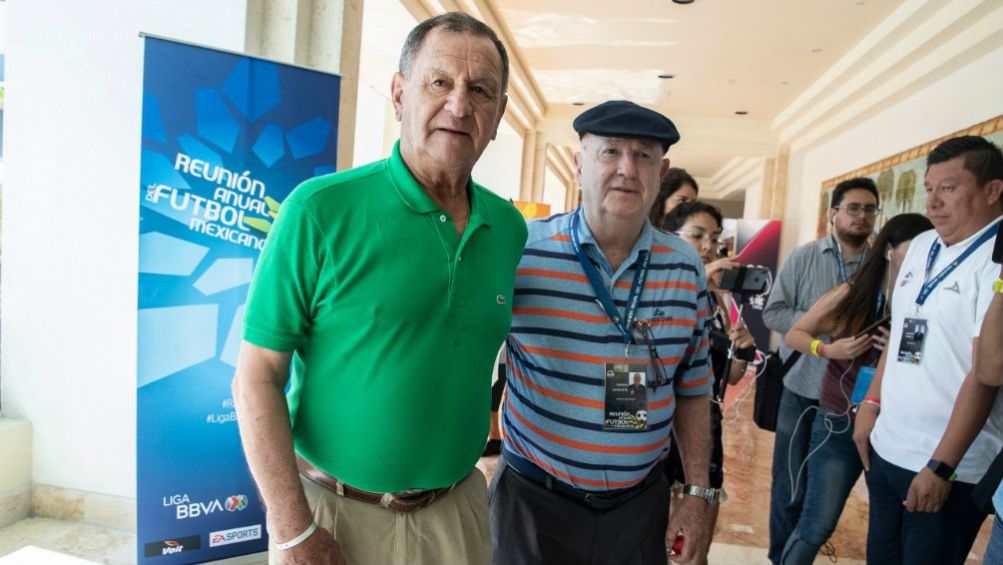 Enrique Meza y Manuel Lapuente posan desde Cancún