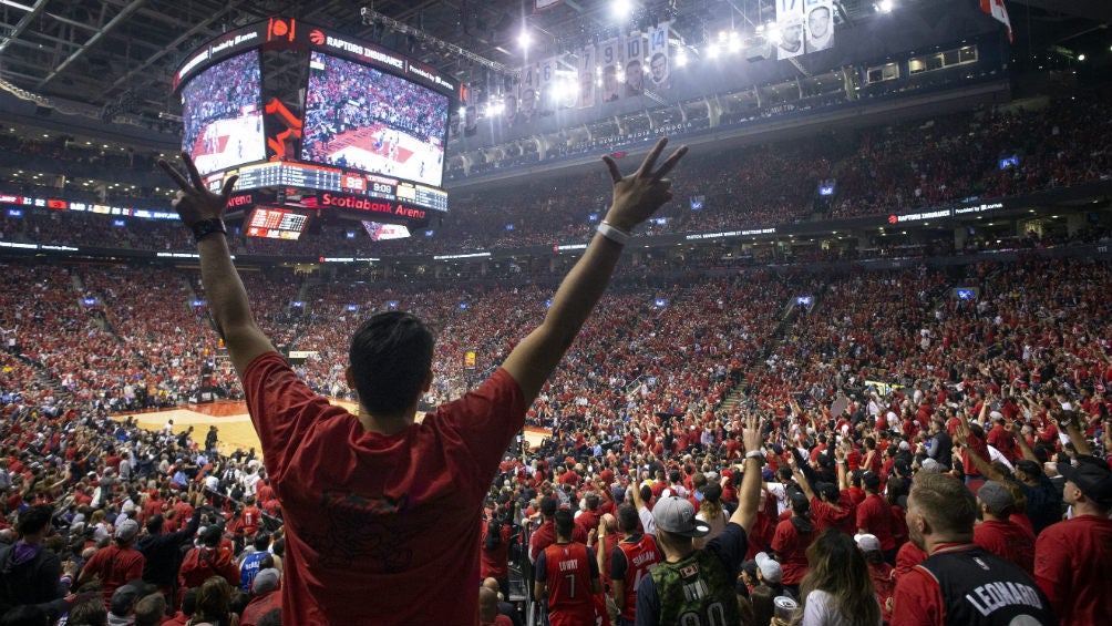 Aficionados de Toronto durante el Juego 2 de las Finales de la NBA