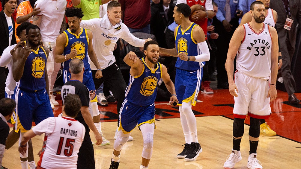 Curry festeja el triunfo en el Juego 5 ante Raptors