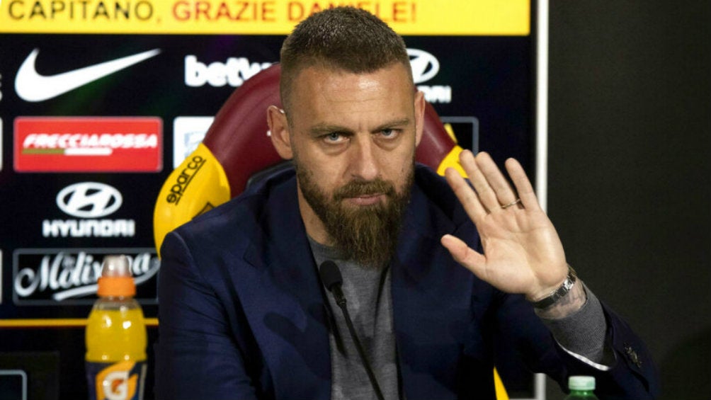 De Rossi durante una conferencia de prensa con la Roma