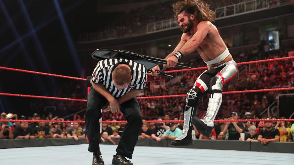 Seth Rollins golpea a Sami Zayn con una silla