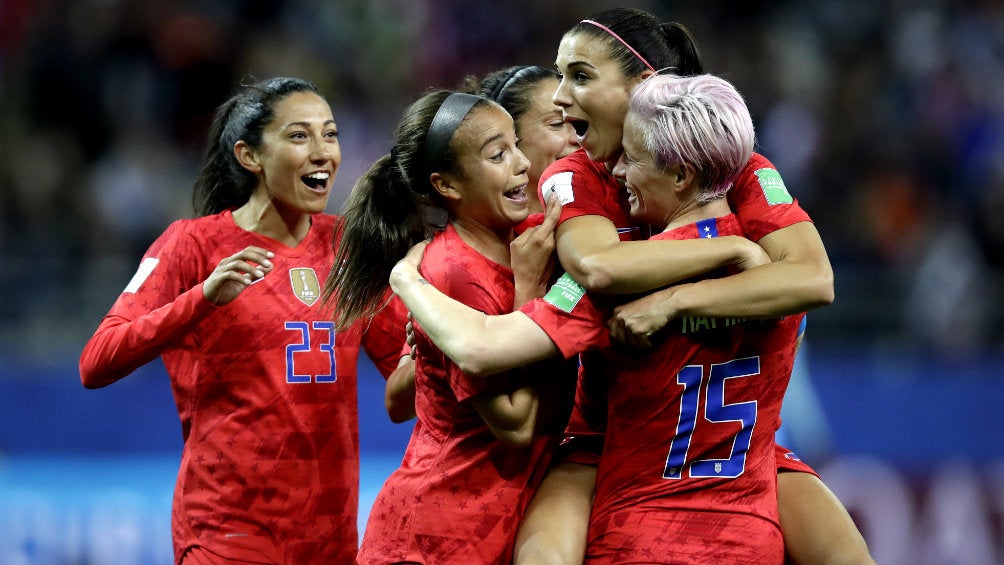 Estados Unidos Femenil celebra una anotación frente a Tailandia 