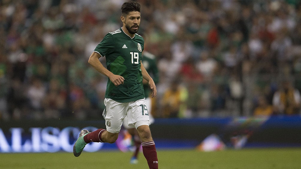 Oribe Peralta conduce balón en juego de México