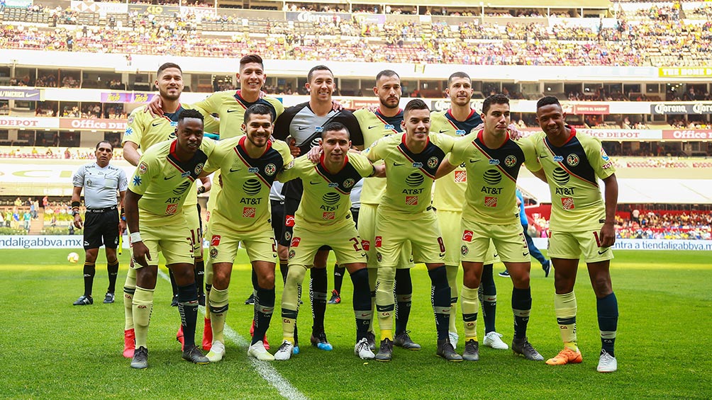 Jugadores del América posan antes de un encuentro