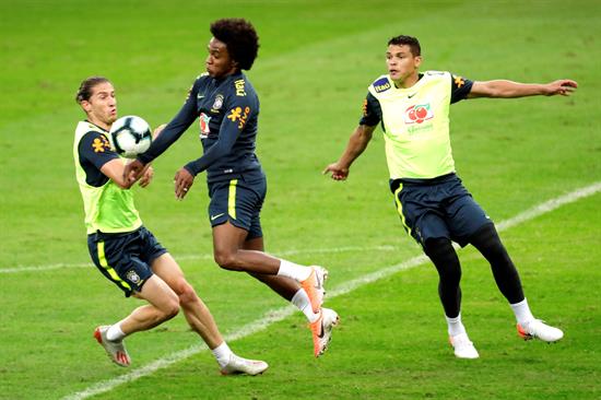 Filipe Luis, en entrenamiento de Brasil 