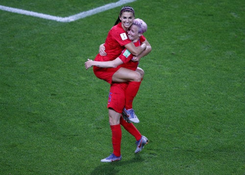 Megan Rapinoe y Alex Morgan celebran un gol 