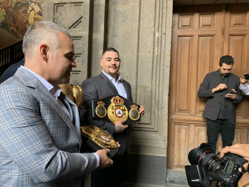 Andy Ruiz con sus cinturones a su llegada a Palacio Nacional 