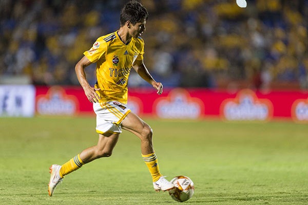 Damm conduce el balón en juego de Tigres