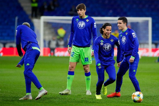 Lainez previo al inicio de un encuentro del Betis 