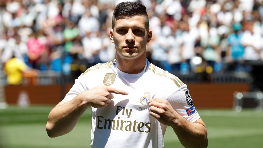 Luka Jovic posa con la camiseta del Real Madrid 