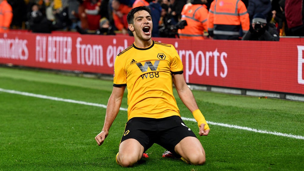 Raúl Jiménez celebra una anotación con Wolves 