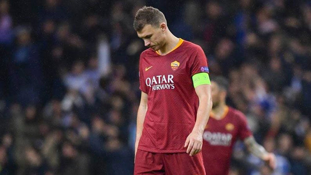 Edin Dzeko, cabizbajo tras la eliminación de la Roma