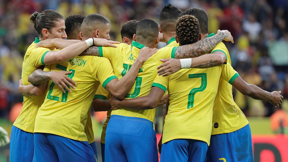 Jugadores de Brasil festejan gol en amistoso 