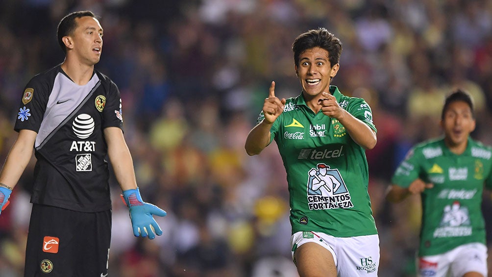 José Juan Macías festeja un gol con León