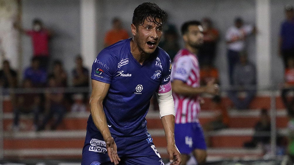 Ángel Reyna reclama durante un partido con el Celaya