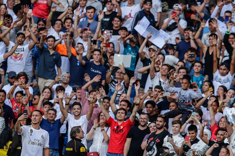 Afición del Real Madrid en la presentación de Hazard