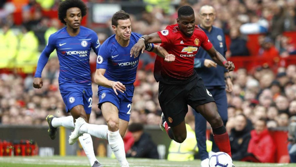 Azpilicueta y Pogba pelean un balón en la Premier