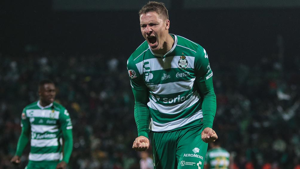 Julio Furch celebra una anotación con Santos Laguna 