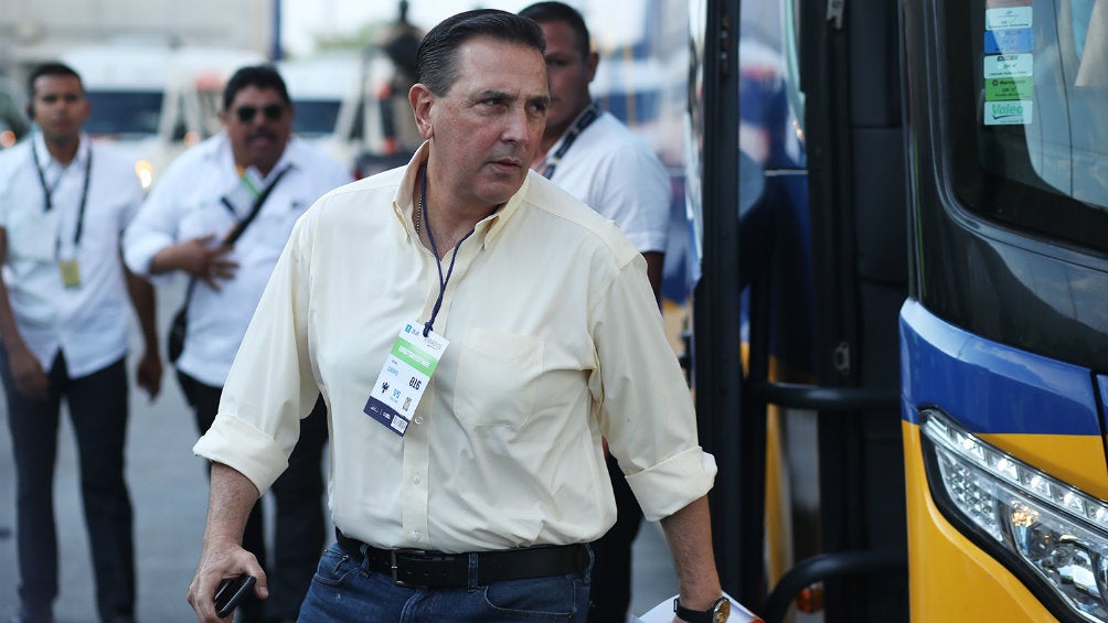 Miguel Ángel Garza baja del transporte de Tigres 