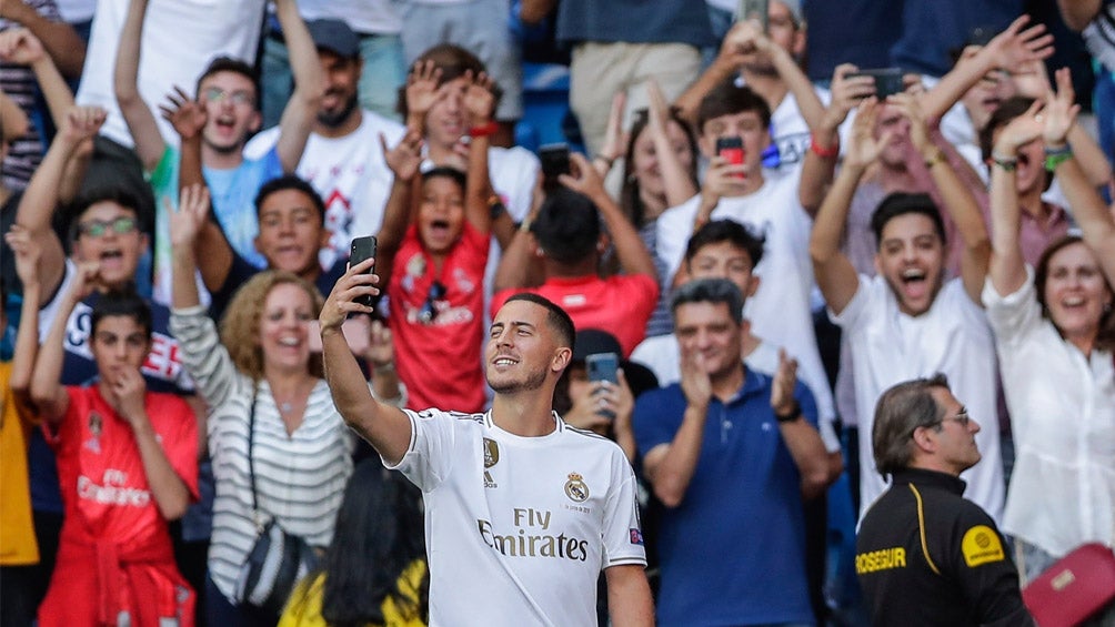 Eden Hazard se toma una selfie con su afición