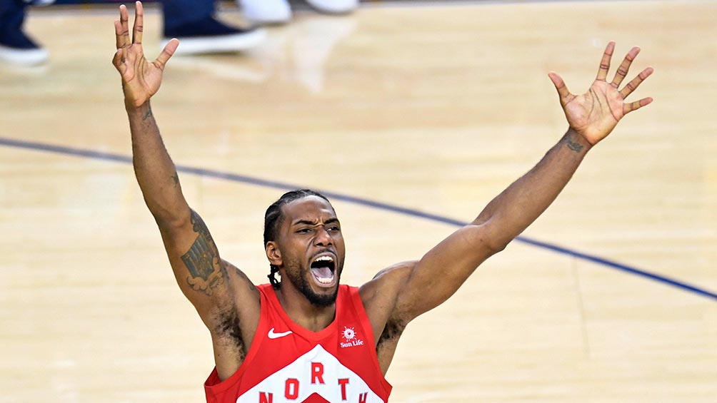 Kawhi Leonard festeja tras el triunfo