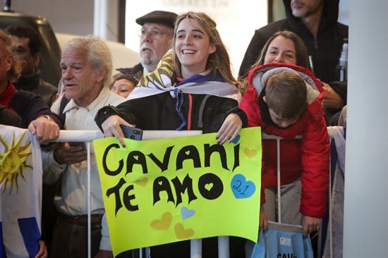 Aficionada muestra mensaje para Cavani 