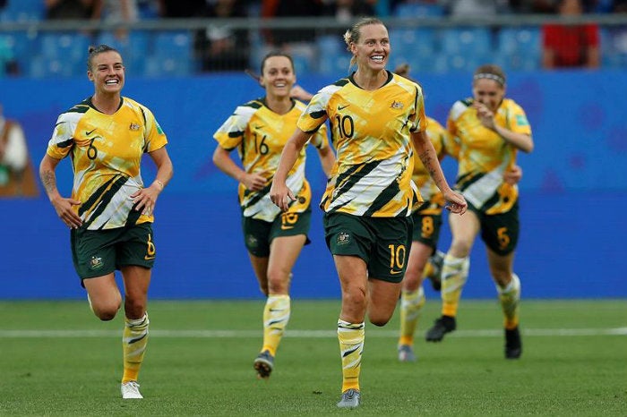 Jugadoras de Australia festejan victoria