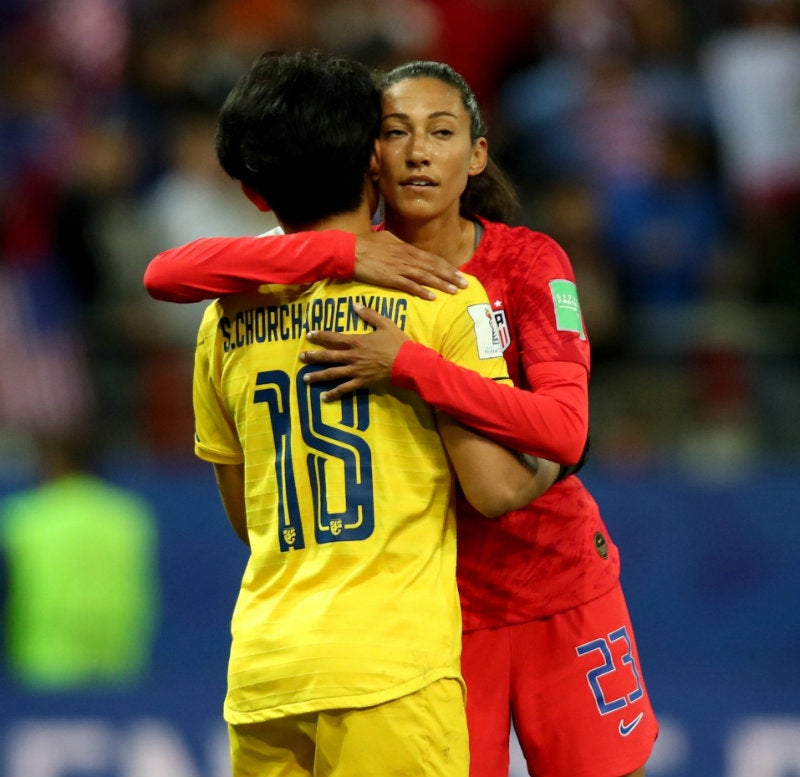 Charoenying es consolada por Christen Press