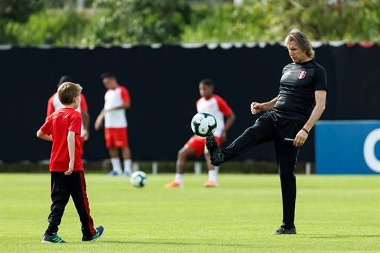 Gareca toca balón con su nieto