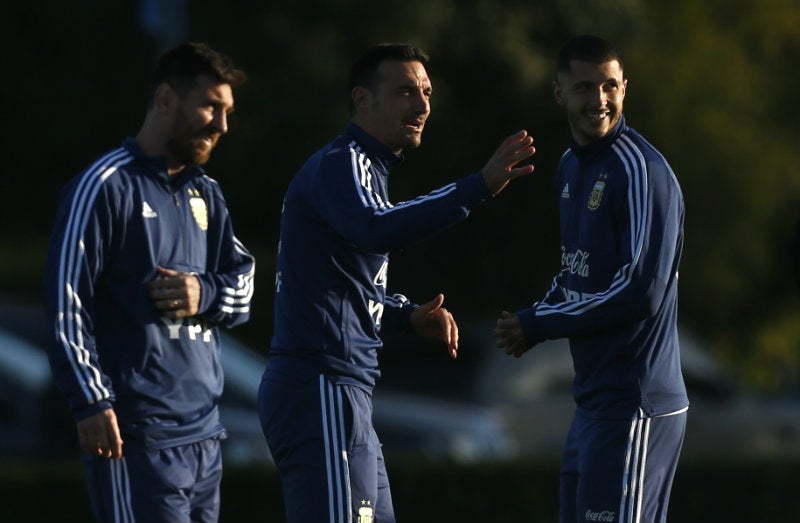 Guido Rodríguez junto a Messi en el entrenamiento de Argentina