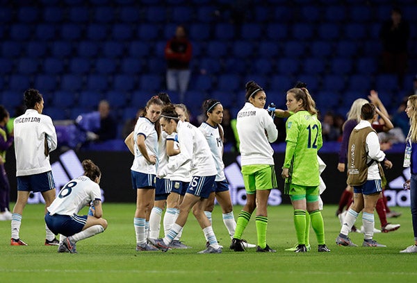 Jugadoras de Argentina muestran tristeza tras caer contra Ingleterra