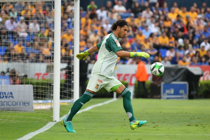 Nahuel Guzmán despejando un balón 