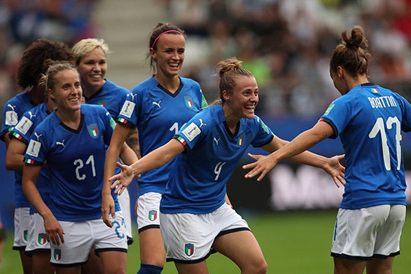 Jugadoras de Italia celebran gol 