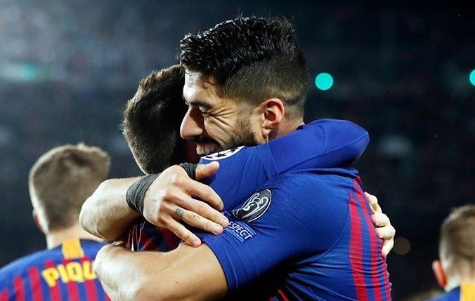 Luis Suárez se abraza tras marcar un gol