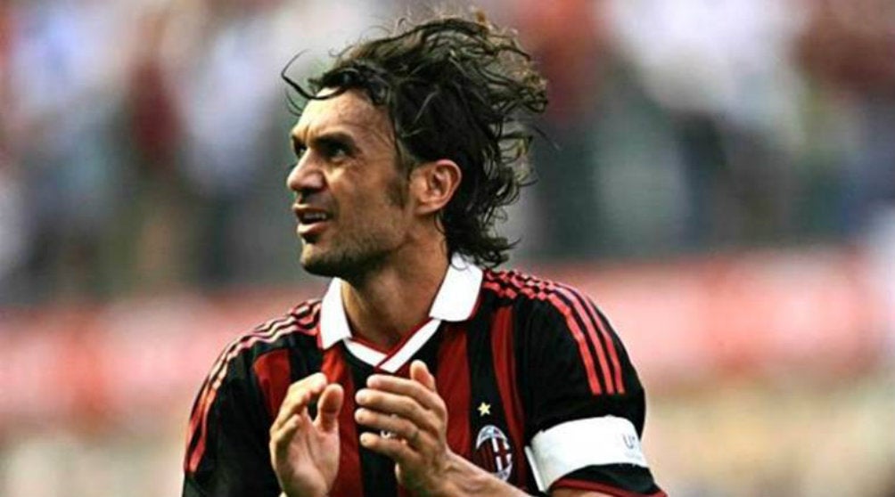 Maldini durante un partido con el Milan 