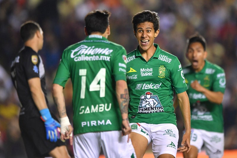 Macías celebra con Sambueza un gol del León