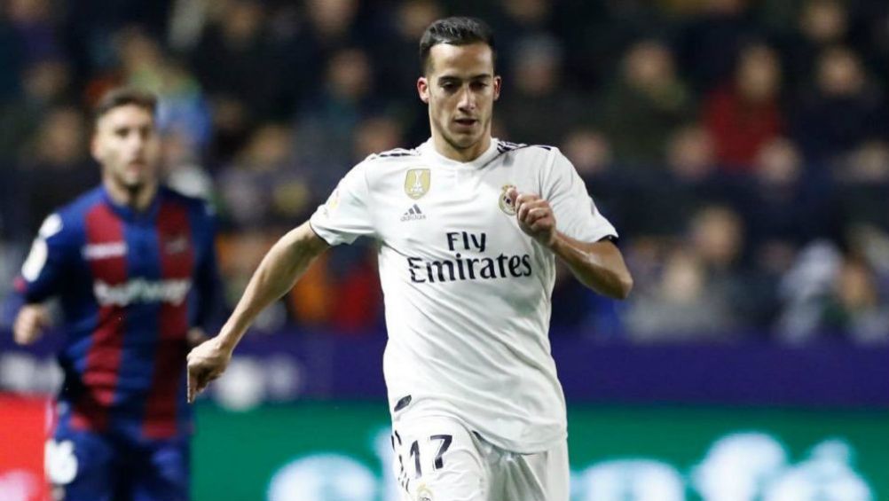 Lucas Vázquez conduce el balón durante un partido