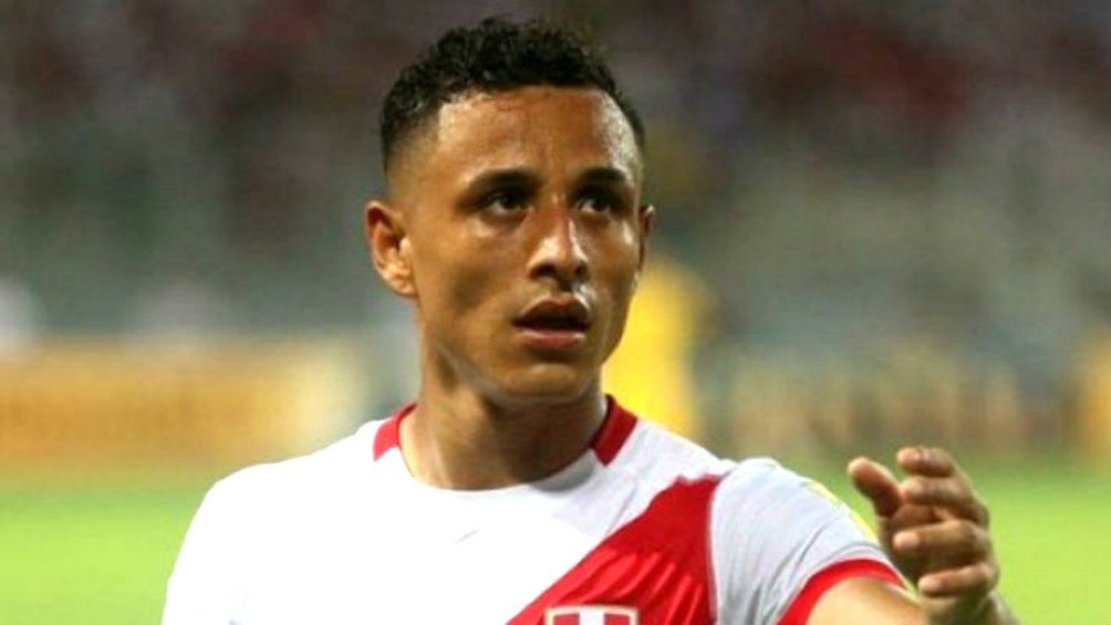 Yoshimar Yotún durante un partido con la Selección de Perú 