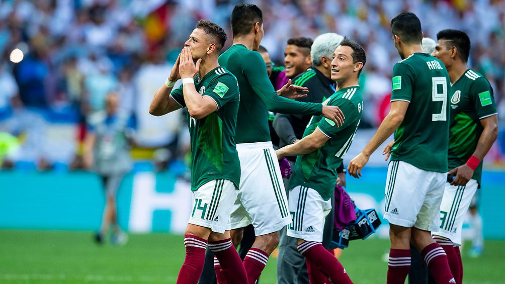 Chicharito Hernández y los jugadores del Tri festejan tras la victoria