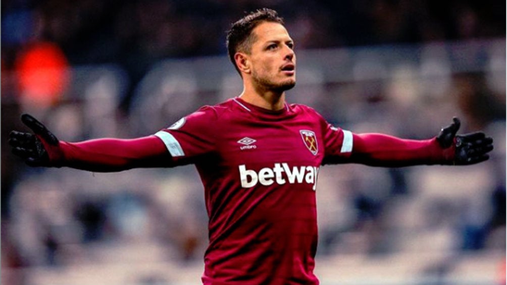 Javier Hernández celebra una anotación con el West Ham