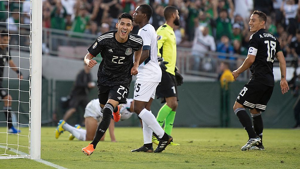 Uriel Antuna festeja uno de sus goles contra Cuba