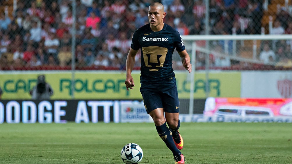 Darío Verón durante un partido contra Necaxa 