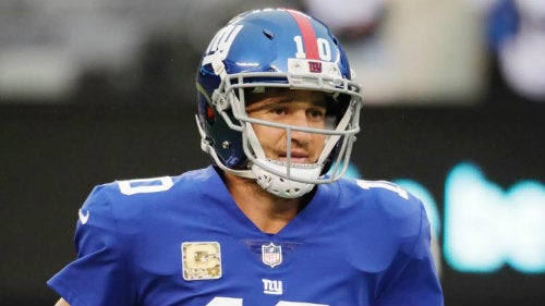 Eli Manning calienta previo a un partido con New York Giants