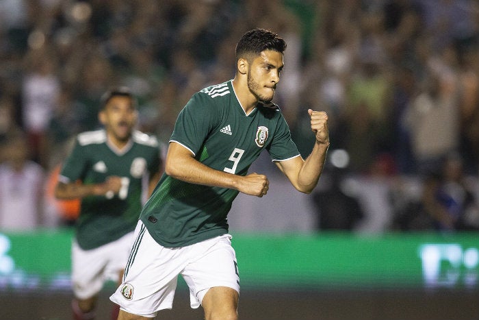 Raúl Jiménez en festejo de gol con el Tri 