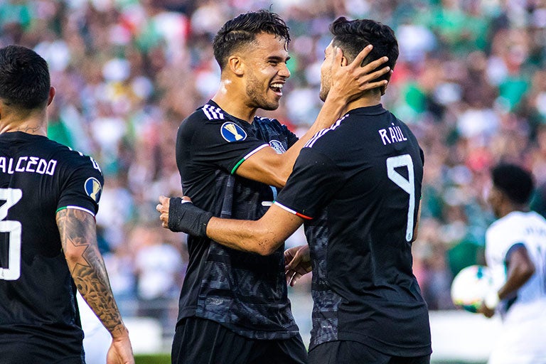 Diego Reyes festeja con Raúl Jiménez