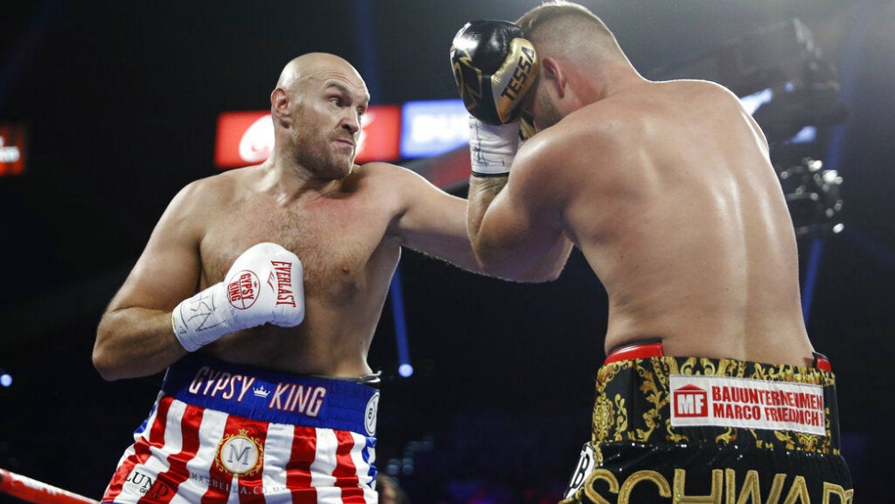 Fury propina golpe a Schwarz durante el combate 